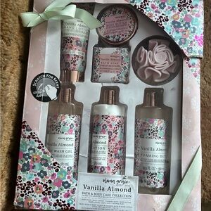 Olivia Rae Vanilla Almond Bath Set - Pink Floral